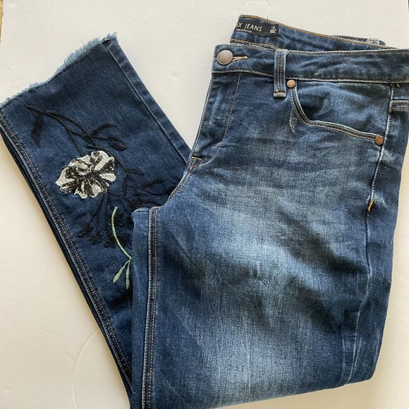 MAX JEANS Women's Straight Short Cropped Jeans EUC Size 10 - Picture 2 of 9